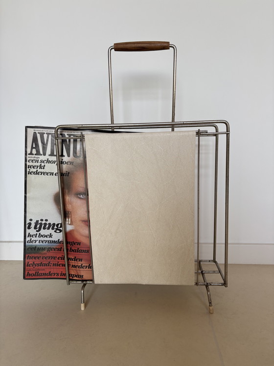 Image 1 of Elegante portariviste Mid-Century in similpelle color crema e filo d&#39;acciaio cromato