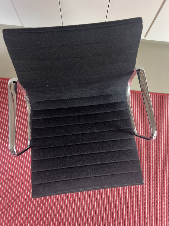 Image 1 of Silla de conferencias Vitra Eames EA 108 en hopsak negro - cromo