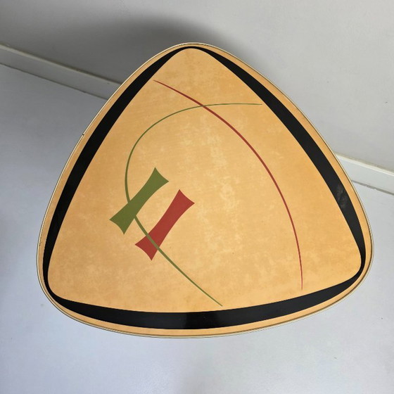 Image 1 of Vintage coffee table. Triangular, three-legged "kidney table". Top with funky retro pattern. 1950 / 1960. Mid-century