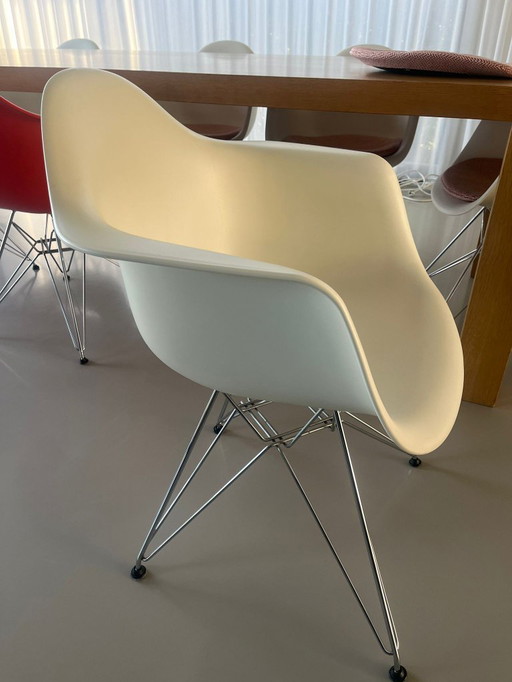 6 + 2 chaises VITRA Eames DAR