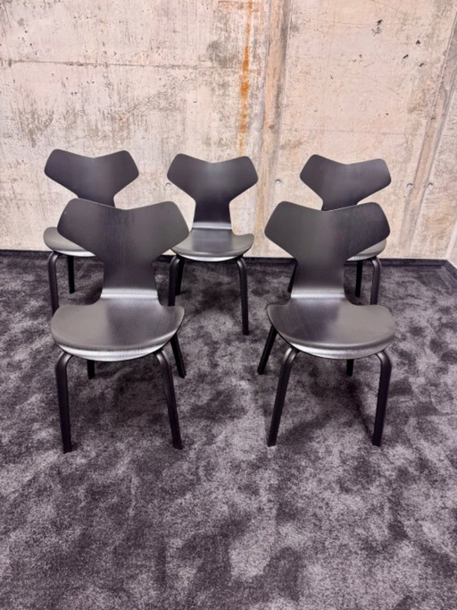Arne Jacobsen voor Fritz Hansen, 5 stoelen, zwart essenhout