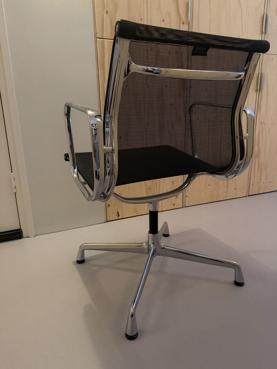 Sedia Vitra Eames EA 108 in rete nera / struttura cromata, Sedie girevoli, Cromo, Nero (foto 4 di 5)