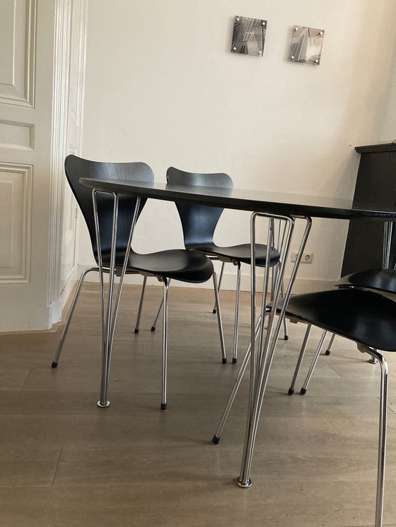 Image 1 of Tafel y stoelen Fritz Hansen y Arne Jacobsen, modelo Superellipse en vlinderstoelen