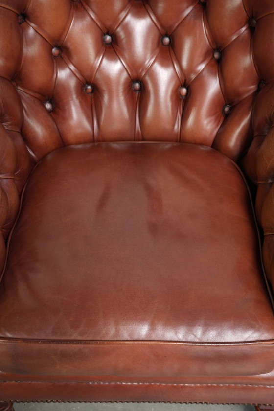 Kwalitatief zeer goede cognac kleurige rundleren chesterfield armchair in Engelse stijl met een tijdloos (photo 6 of 12)