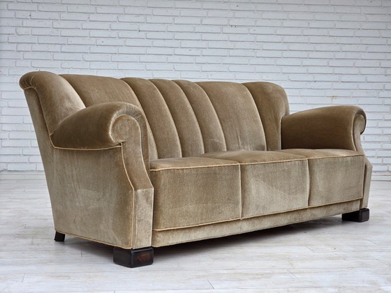 Image 1 of Deense driezitsbank uit de jaren 60, bekleed met groen meubelvelours en voorzien van eikenhouten poten.