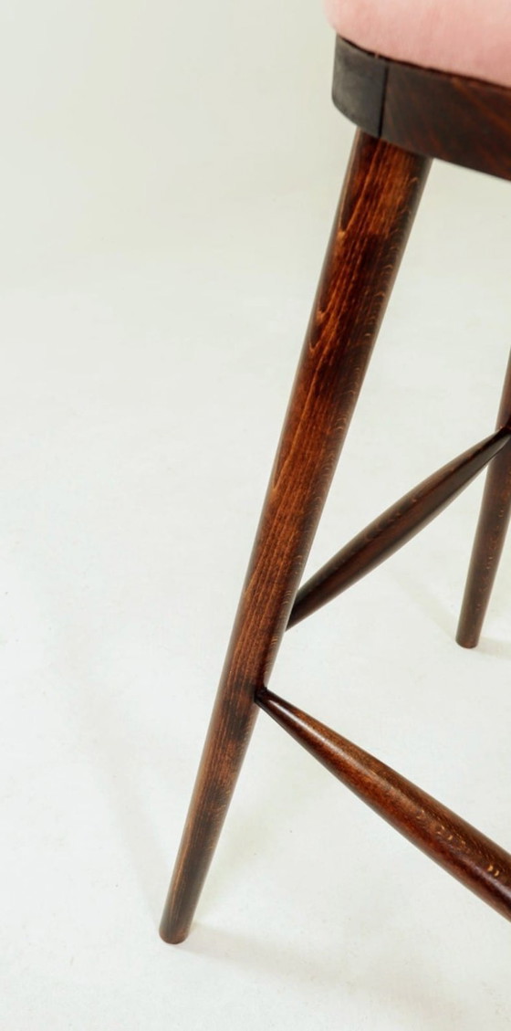 Image 1 of Coppia di sgabelli da bar in stile vintage, rivestiti in velluto a coste color rosa.