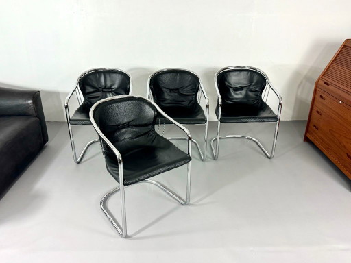 Quatre Chaises Cantilever, Noires