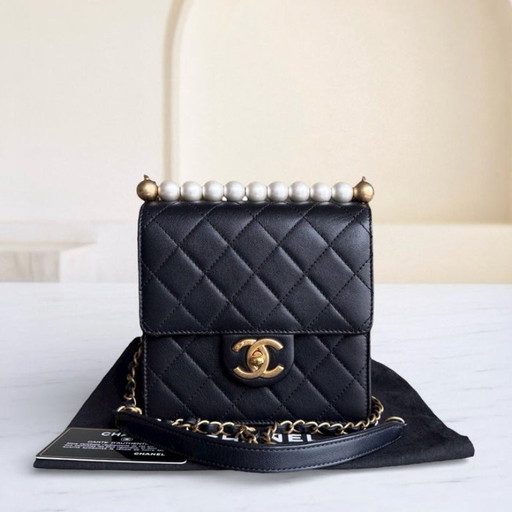Bolso Chanel Mini Flap Chic Pearl Lambkins negro con herrajes dorados, Serie 28