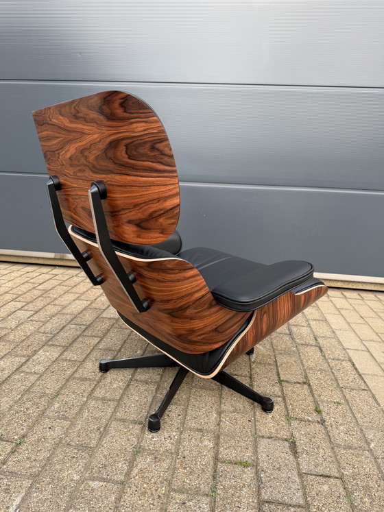 Image 1 of Poltrona lounge Vitra Eames XL + poggiapiedi, in pregiata pelle nera e palissandro Santos. NUOVA!!