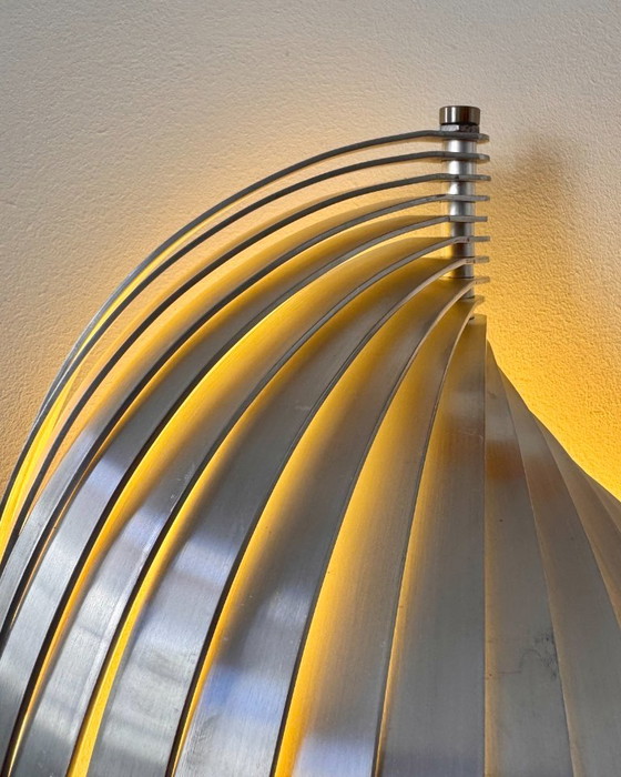 Paar XL vintage metalen wandlampen ontworpen door Henri Mathieu, Frankrijk 1970 – Aluminium (photo 7 of 8)