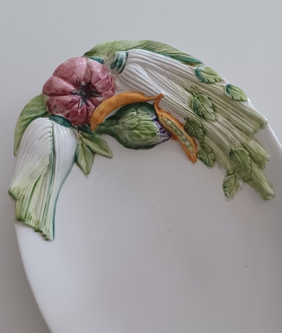 Image 1 of Fuente italiana de mediados de siglo. Barbotina pintada a mano y marcada.