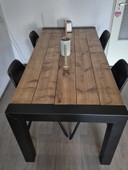 Mesa de comedor industrial de madera maciza.