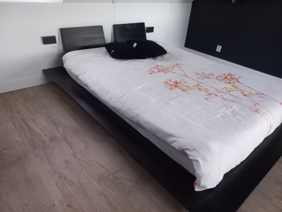 Image 1 of Cama moderna de madera de bambú negro.