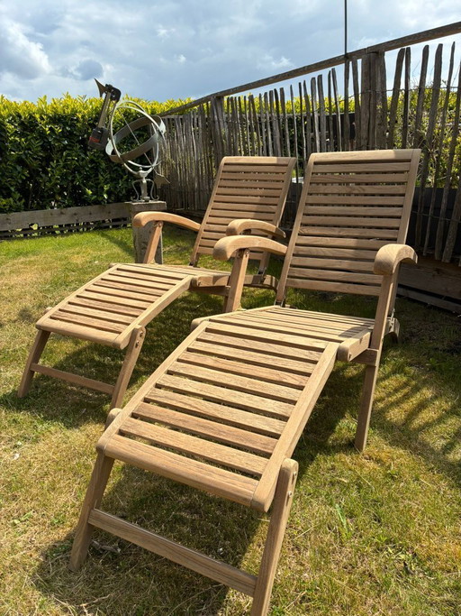 Ensemble de 2 chaises longues classiques Hattersley Premium en teck avec repose-pieds, comme neuves