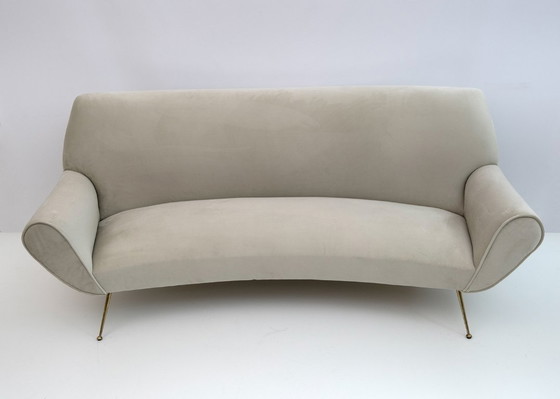 Image 1 of Gigi Radice Mid-Century Modern Italiaanse fluwelen gebogen bank voor Minotti, jaren 50