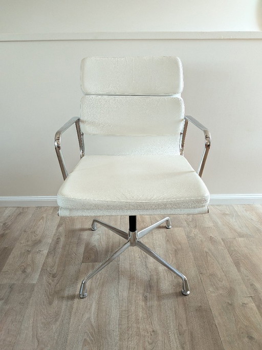 Vintage bureaustoel met zachte zitting en vierpootonderstel – toegeschreven aan ICF / Eames EA 208