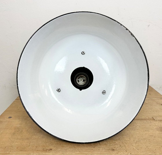 Image 1 of Industrielle Bauhaus-Pendelleuchte aus schwarzem Emaille, 1930er Jahre
