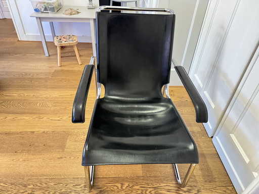 Thonet S35 zwart met lederen armleuningen