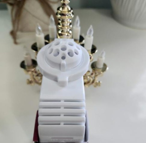 Image 1 of Enchufe de pared con lámpara de araña dorada Bridgerton de Bath and Body Works