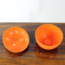 Caja de plástico naranja para manzanas de los años 70, Checoslovaquia