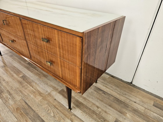 1960s Mid-Century Notenhouten Ladekasten Met Glazen Bovenblad – Wood (photo 3 of 26)