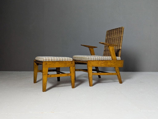 Sillón escultórico de haya y ratán con reposapiés de ÚĽUV, década de 1960