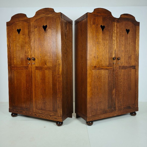 Ein Paar belgische Eichenschränke mit Herzmotiv, 20. Jahrhundert – Kleiderschränke, Wood (photo 4 of 15)