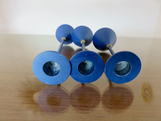 Image 1 of Série de 3 bougeoirs scandinaves, moderniste, métal laqué bleu et laiton années 70