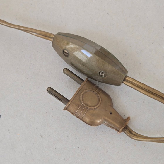 Image 1 of Vintage statieflamp uit de jaren 50, wit en goudkleurig craquelékeramiek, met veren, gesigneerd jaren 50.