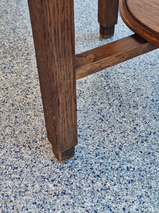 Image 1 of Conjunto de dos sillas bajas y mesa de centro de la Escuela de Ámsterdam.