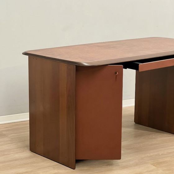 Escritorio ejecutivo "Artona" de madera de nogal con vetas de Afra y Tobia Scarpa para Maxalto, 1975. – Wood (photo 14 of 15)