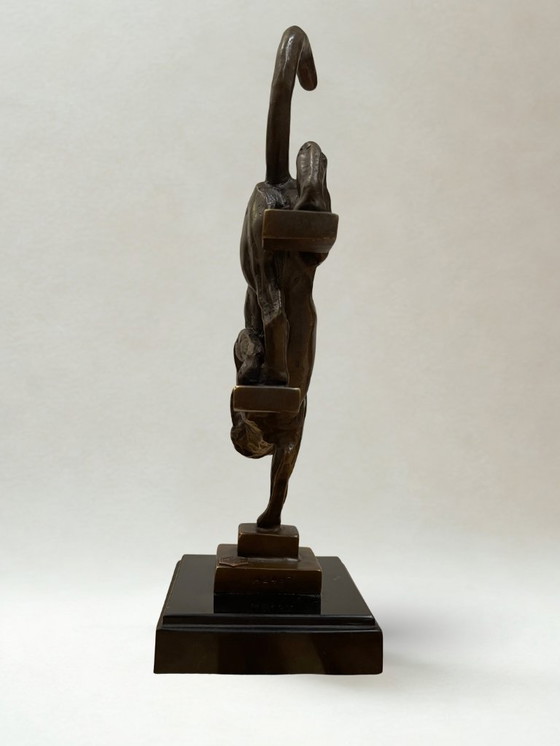 Image 1 of Bronze after De Coux – Cat descending a staircase – 20th-century animal sculpture – 29 cm