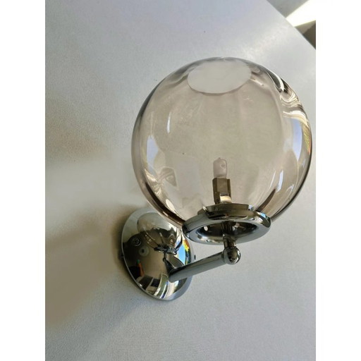 Italiaanse eigentijdse wandlampen in de vorm van bollen van gerookt Murano-glas — set van twee