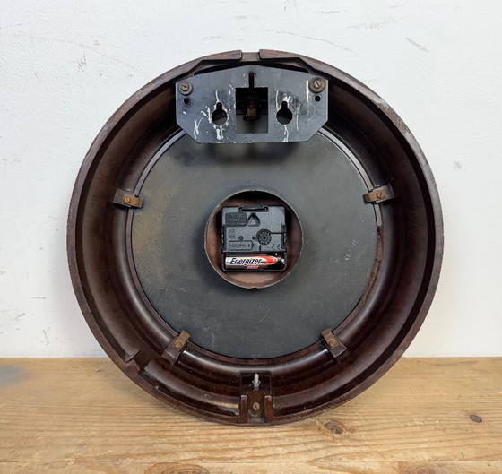 Image 1 of Vintage bruine bakelieten wandklok van Smith, jaren 50