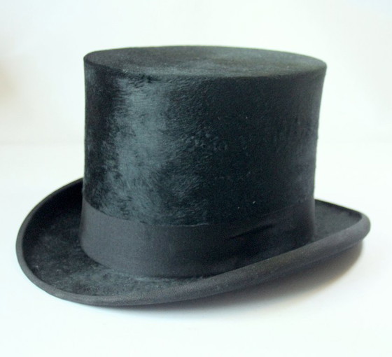 Image 1 of Sombrero de copa con sombrerera original y cojín de terciopelo