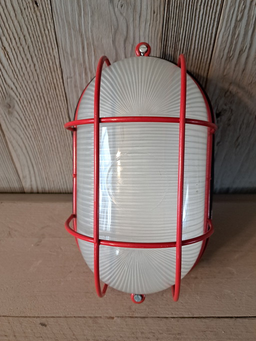 Rote Industriewandlampe aus den 80er Jahren