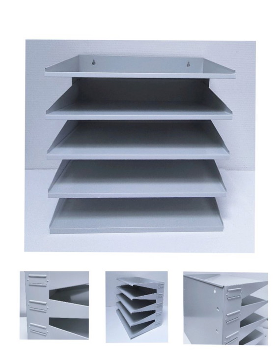 Image 1 of Estantería de pared de metal lacado de diseño