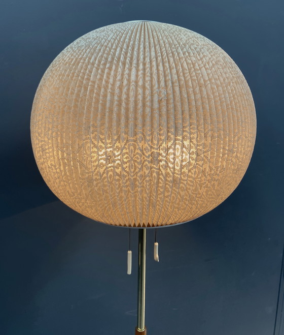 Image 1 of 1960er Stehlampe mit kugelförmigem Schirm