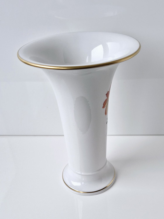 Image 1 of Vaso KPM Berlin, decorazione floreale con bordi dorati, dipinto a mano, 19,3 cm