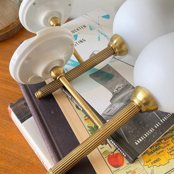 Image 1 of Coppia di applique da parete in stile torcia in ottone, vetro bianco e rosette di montaggio in porcellana