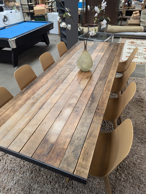 Grote massief houten eettafel