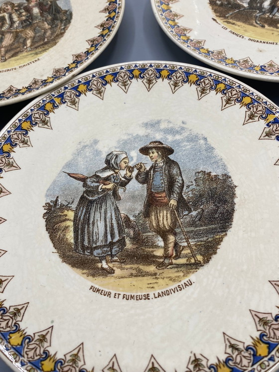 4 piatti in maiolica di Sarreguemines, scene bretoni, fine XIX secolo – Oggetti decorativi (photo 5 of 8)