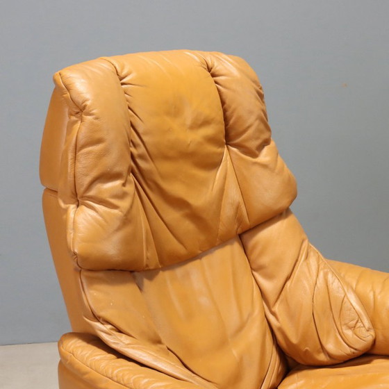 Ekornes Armchair with Footstool – Leather (photo 3 of 13)