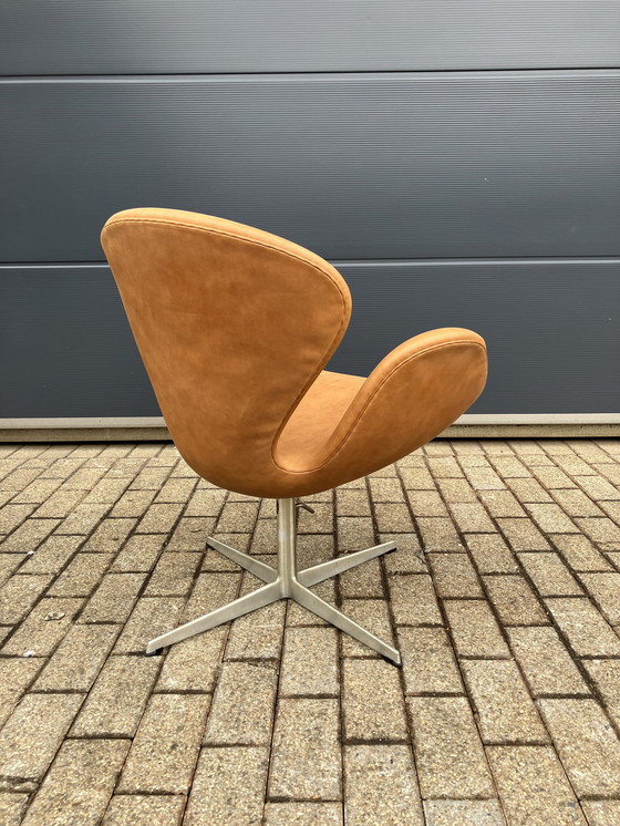 Image 1 of Original Vintage Fritz Hansen Swan Chair From 01-1975 in Beautiful Vintage Camel-Cognac Leather. In New Condition!!!