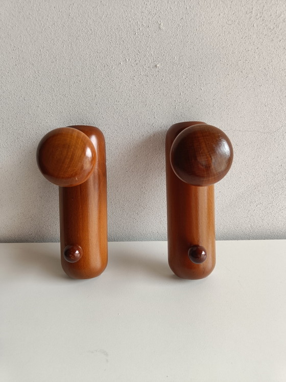 Image 1 of Coppia di grandi ganci da parete vintage in legno con gancio di ricambio in omaggio, Italia, anni '70.