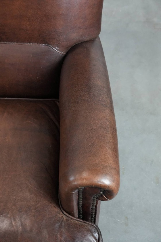 Image 1 of 2 x Charakteristischer Schaffellsessel in einer schönen, tiefen Farbe