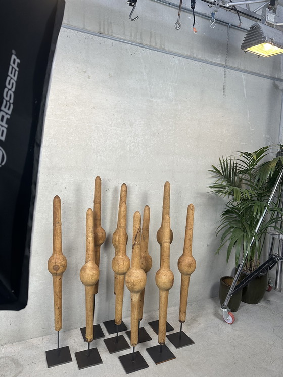 Image 1 of Cônes anciens en bois XL sur pied