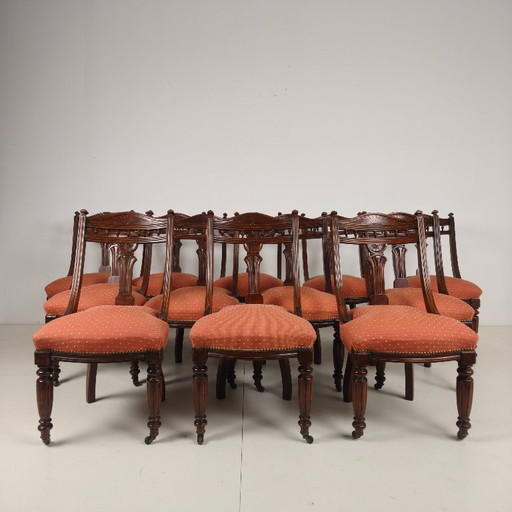 Ensemble de 12 chaises de salle à manger en noyer datant de la fin de l'époque victorienne, avec leurs roulettes d'origine.