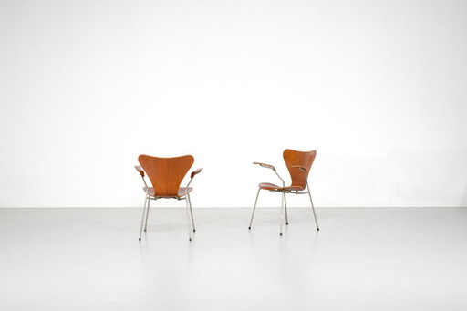 3207" wooden chair by Arne Jacobsen for Fritz Hansen, Denmark, 1955.