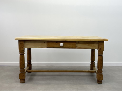 Landhaustisch – Rustikale, verwitterte Kiefernholzplatte